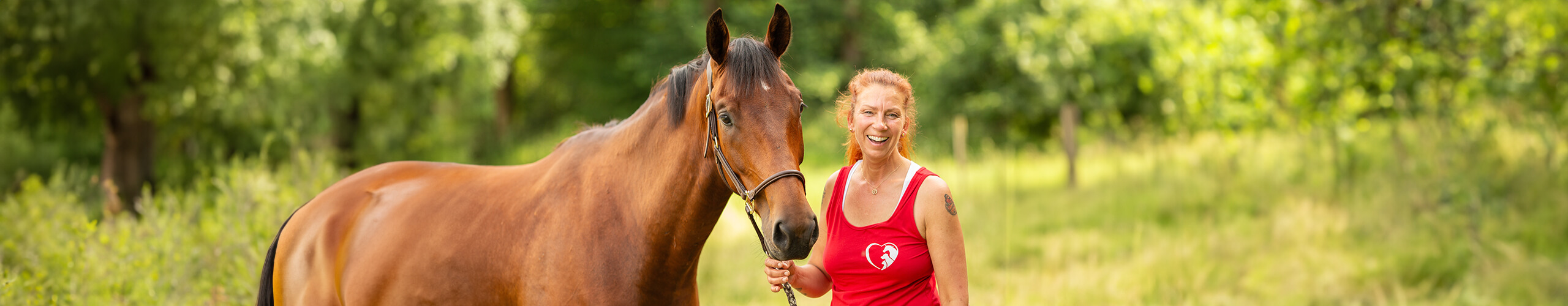 Tierheilpraktikerin und Biovitalistin Tanja Ostwald wird mit Pferd Vilano gezeigt