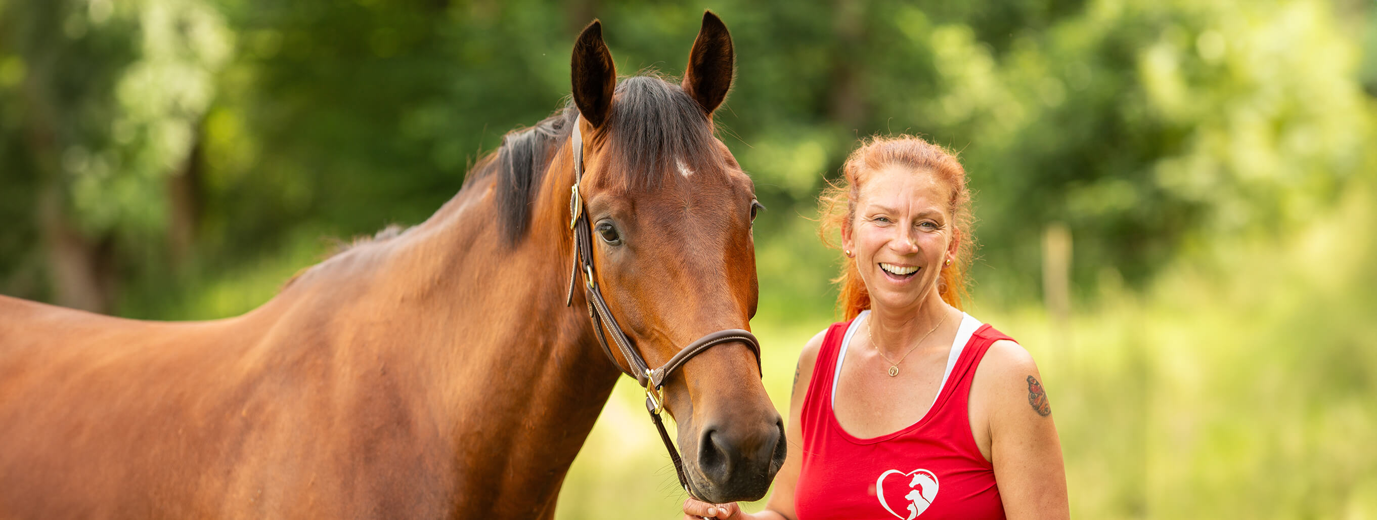 Tierheilpraktikerin und Biovitalistin Tanja Ostwald wird mit Pferd Vilano gezeigt